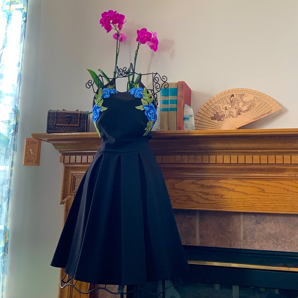 B. Darlin Juniors Black A-Line Pleated Dress Size 1/2 Blue Flower Embroidery